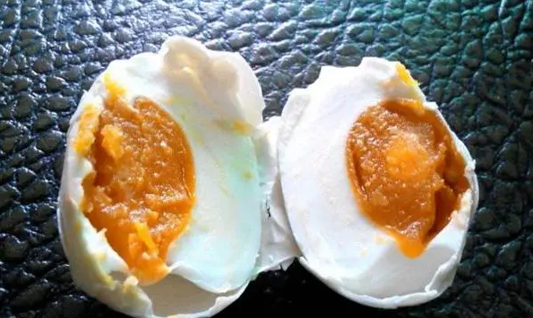 咸鸭蛋可以保存多久,散装咸鸭蛋保质期多长时间图1