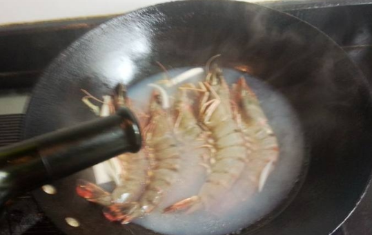 冰箱冻的虾可以直接煮,冻虾没解冻能直接煮还要放盐图5