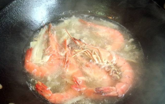 冰箱冻的虾可以直接煮,冻虾没解冻能直接煮还要放盐图6