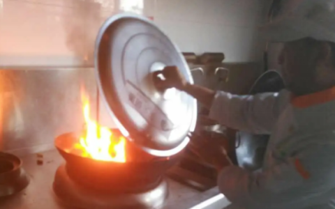 油锅起火时不正确的灭火方法是,油锅起火不正确的扑灭方法是